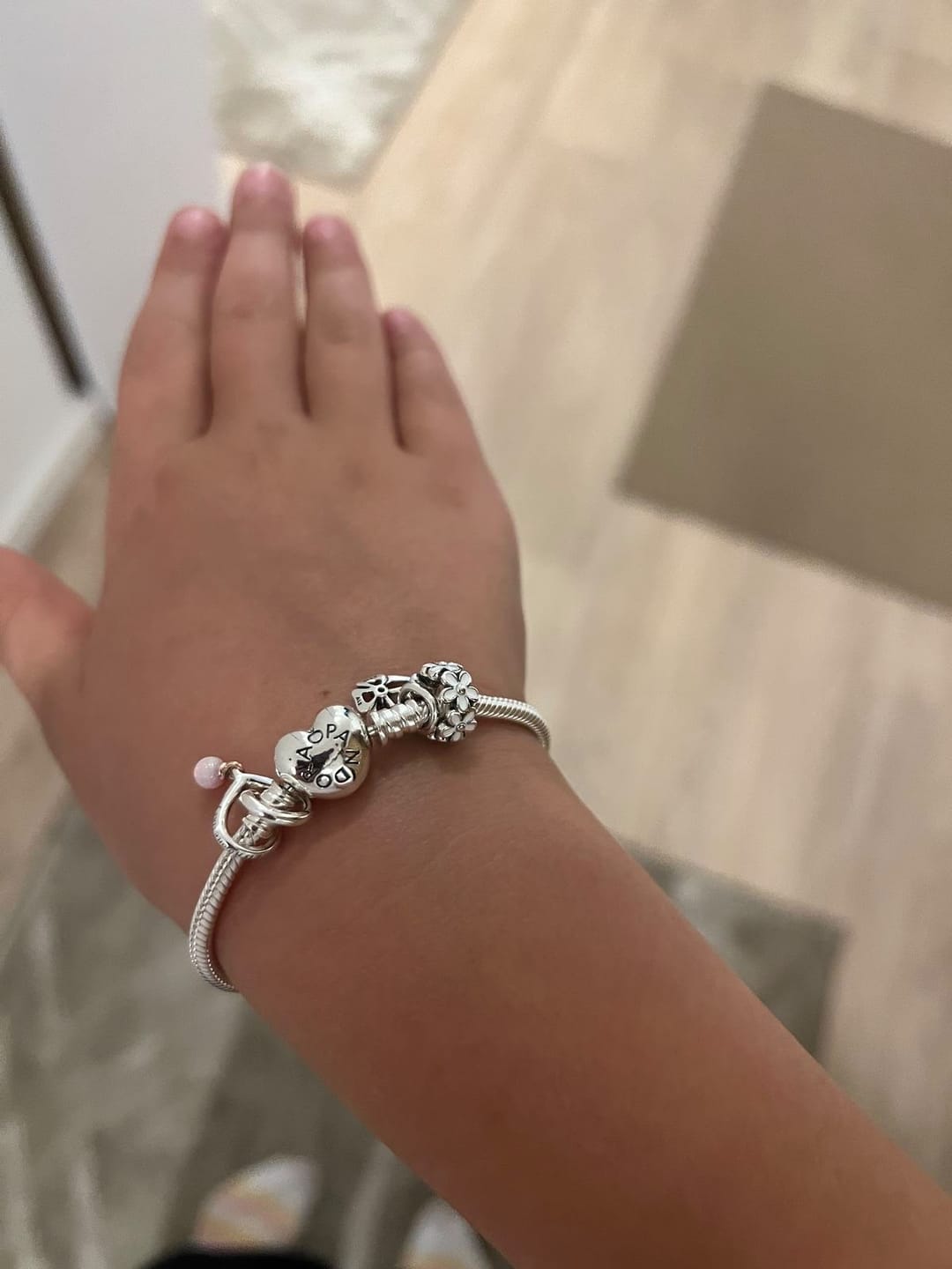 Customer photo review of Brazalete Cadena de Serpiente con Broche de Corazón
