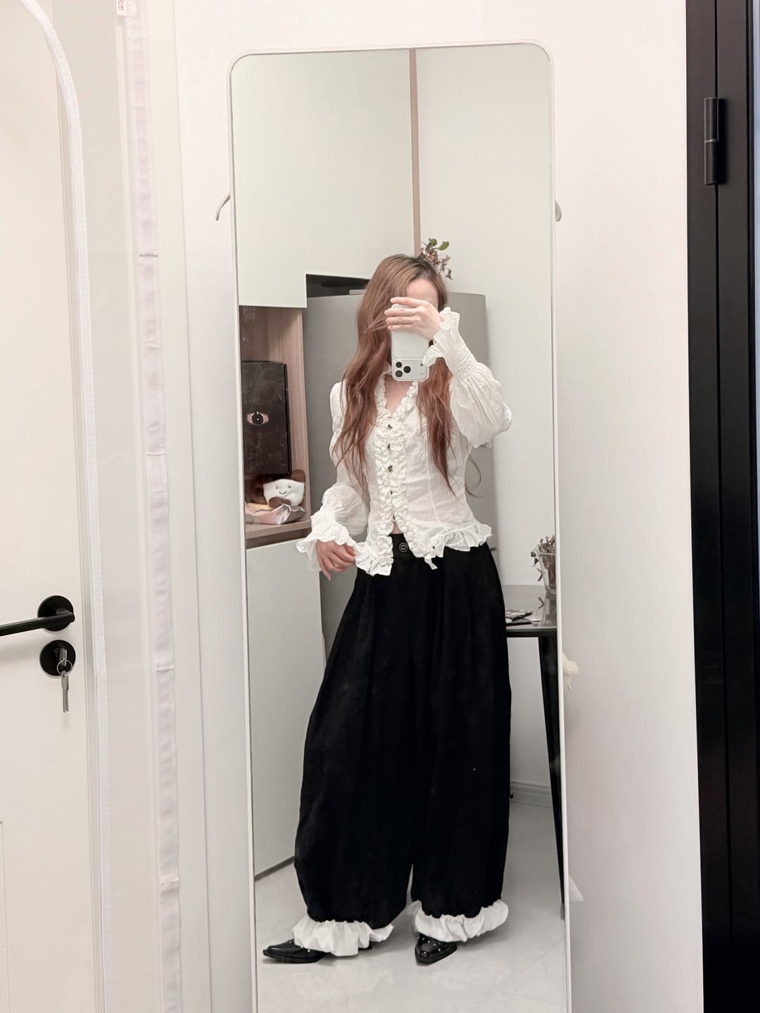 Customer photo review of DOINDULGE Low-Rise Pleated Wide-Leg Balloon Pants
