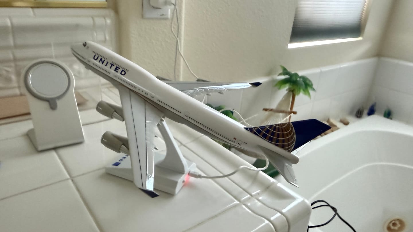 Customer photo review of Boeing 747 United Airlines 30cm - 11.8in - LED lights - Airplane Model