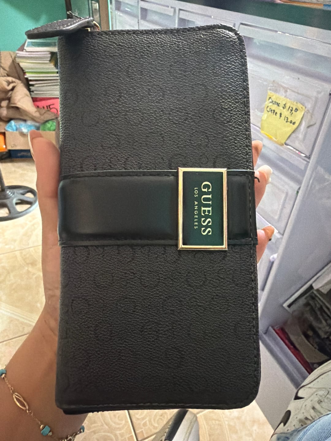 Customer photo review of Cartera Guess Negra con Cierre