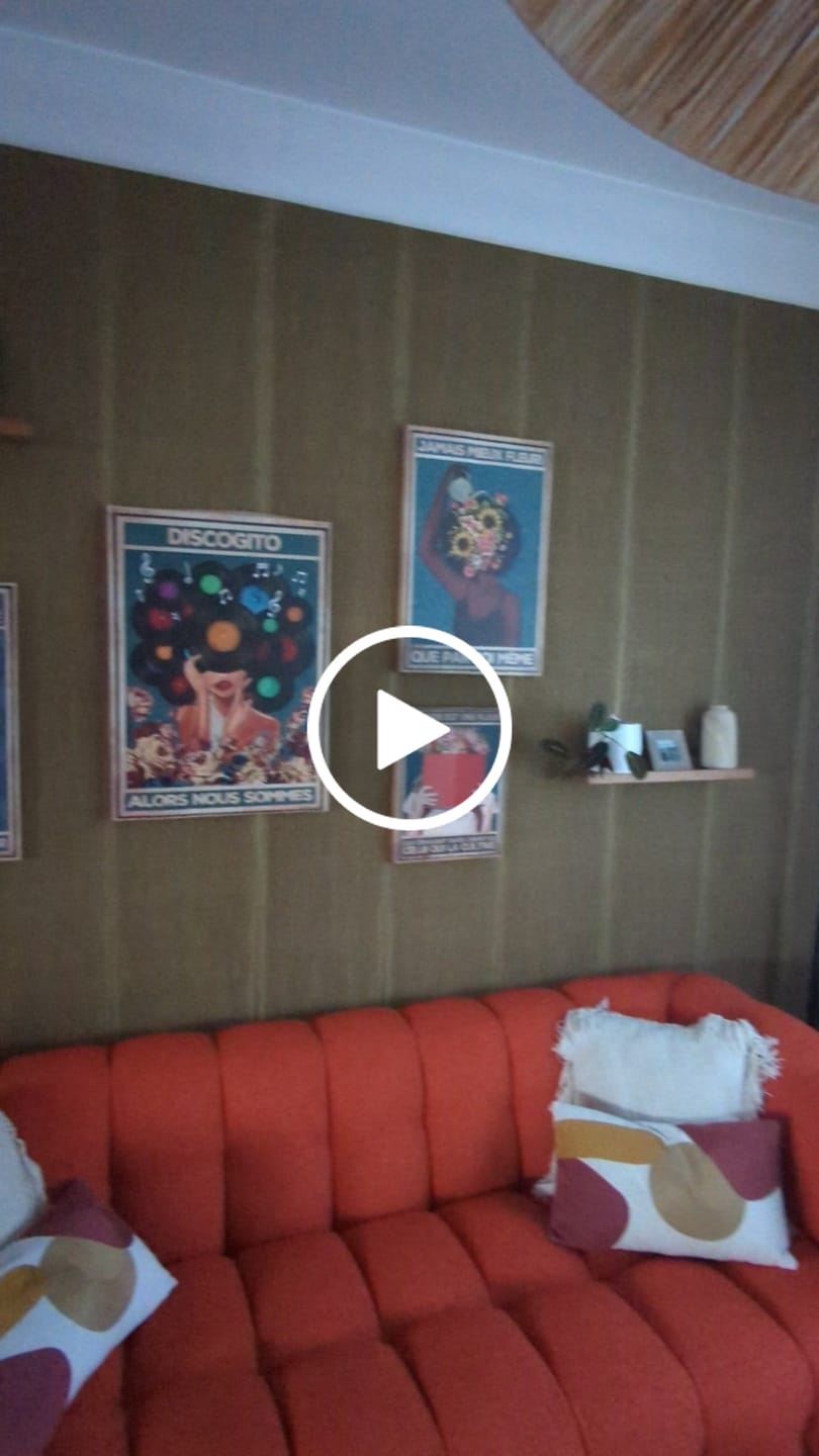 Customer video review of Un livre est une fleur qui s'épanouit dans l'esprit de celui qui la cultive