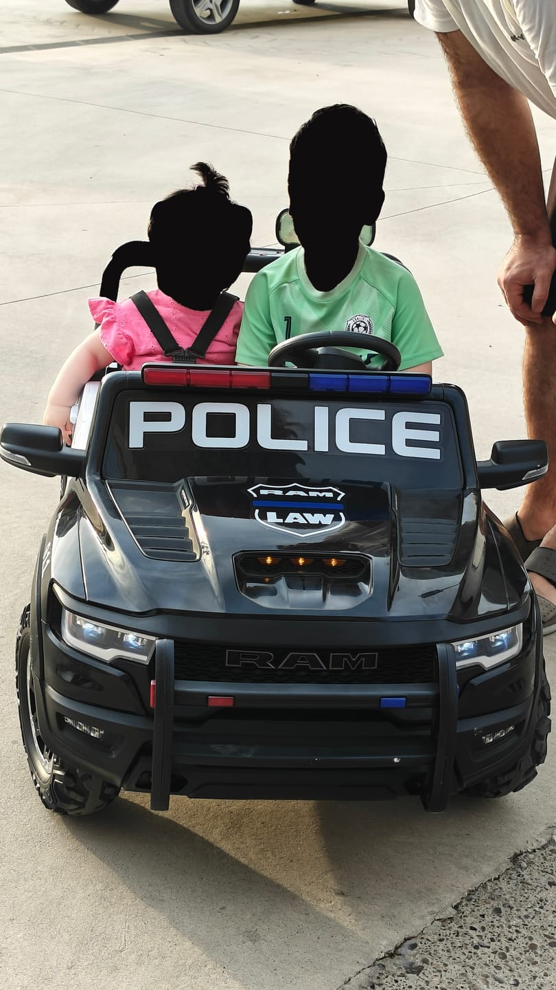 Customer photo review of Voiture de police électrique enfant Dodge Ram - Modèle ZB629-P