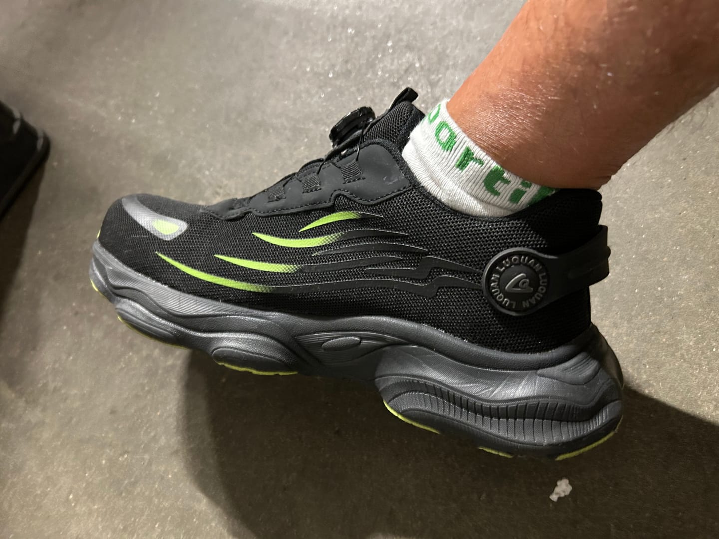 Customer photo review of Chaussures de Sécurité Respirantes & Souples à Bouton Rotatif