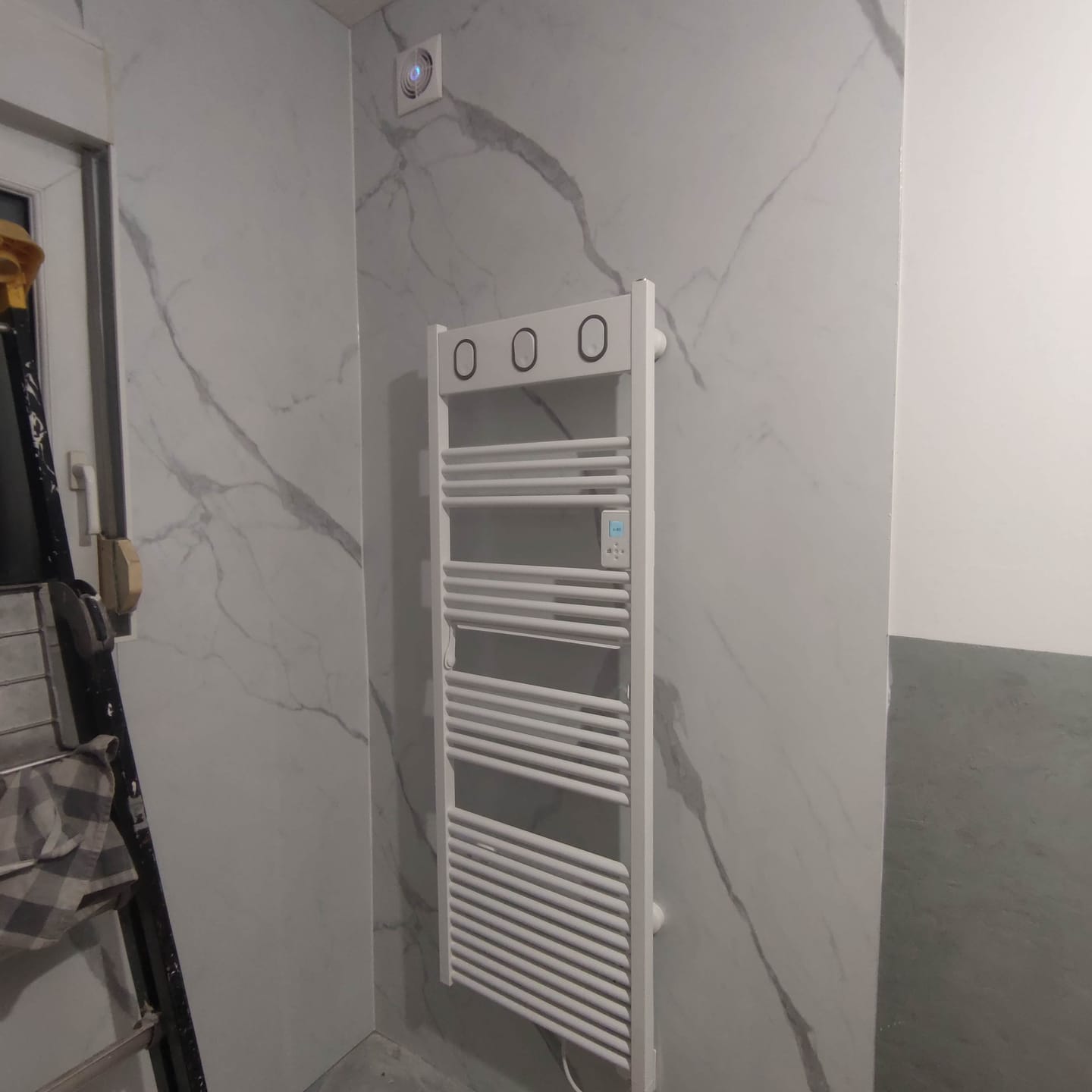 Customer photo review of Panneau Mural SPC Marbre Blanc Apollo Mat | Anti-Rayure & Étanche