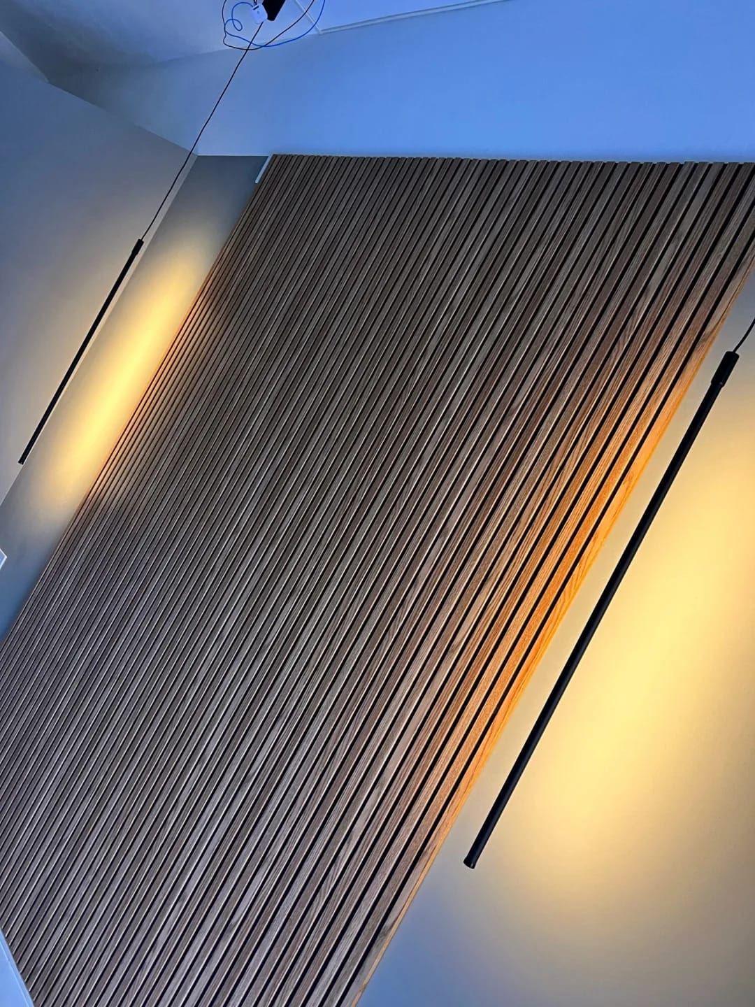Customer photo review of Vertical Black Pendant Light for Bedroom, Wall Halo, 56–91 cm