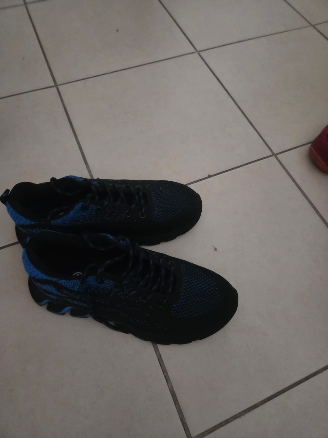 Customer photo review of Chaussures de Sécurité Légères – Protection Stylée avec Embout en Acier !