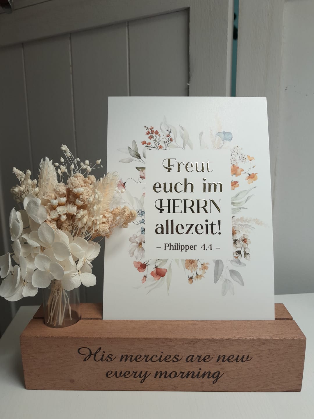 Customer photo review of Kartenhalter "Gottes Segen" mit Trockenblumen · Holzgravur · inkl. Postkarte