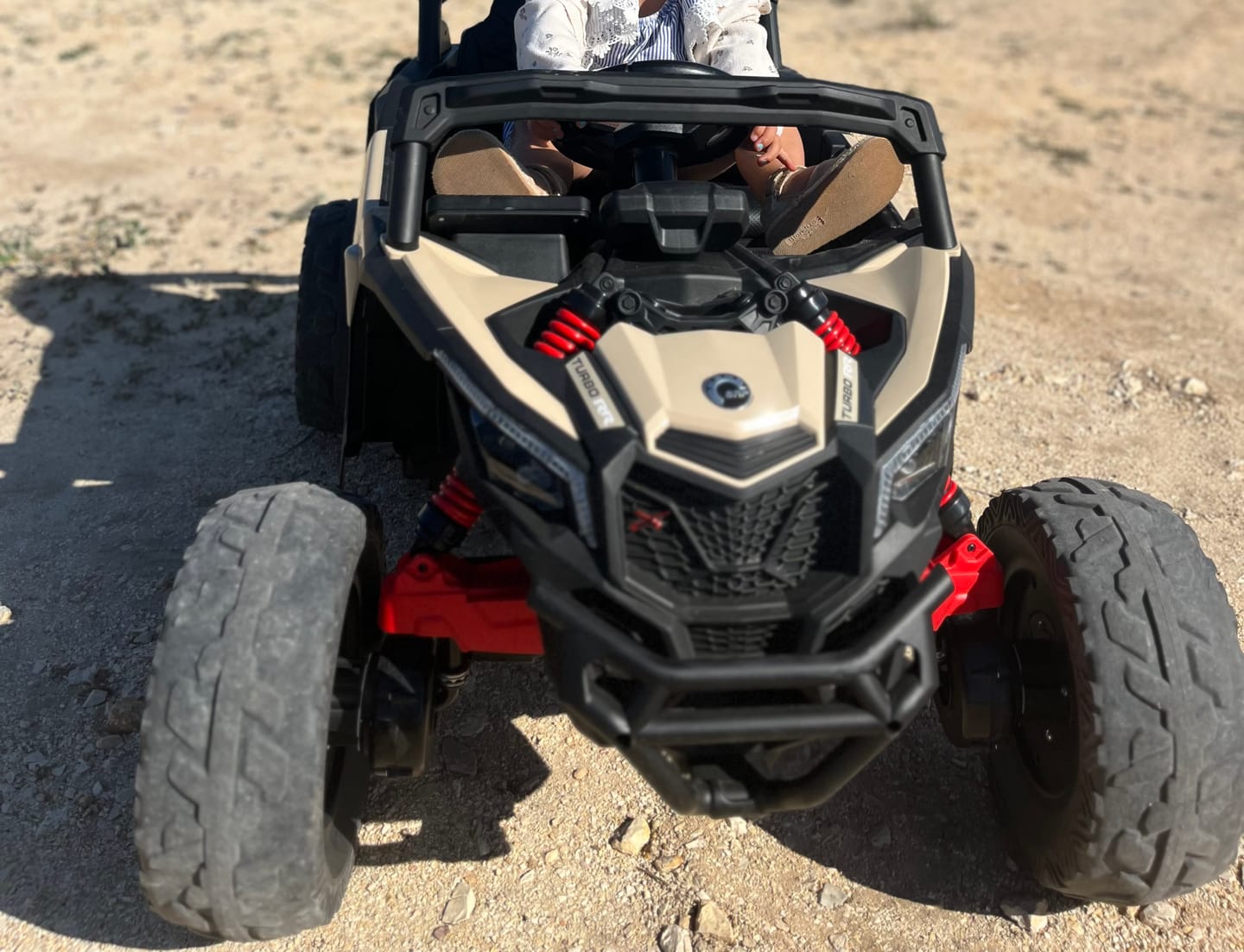 Customer photo review of Carro Elétrico para Criança CAN-AM MAVERICK 4x4 24v Khaki c/ RODAS DE BORRACHA & ASSENTO EM PELE