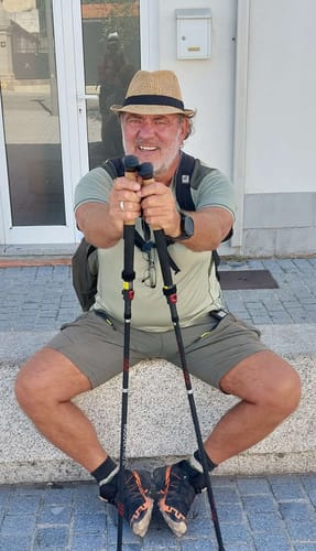 Reviewer's Wanderstöcke Rugova Pro 3 Wanderstöcke beim Jakobsweg, Person hält die Stöcke im Sitzen
