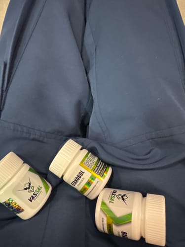 Customer's Ciclo Definicion Oral Clembuterol Winstrol Oxandrolona bottles resting on blue pants.