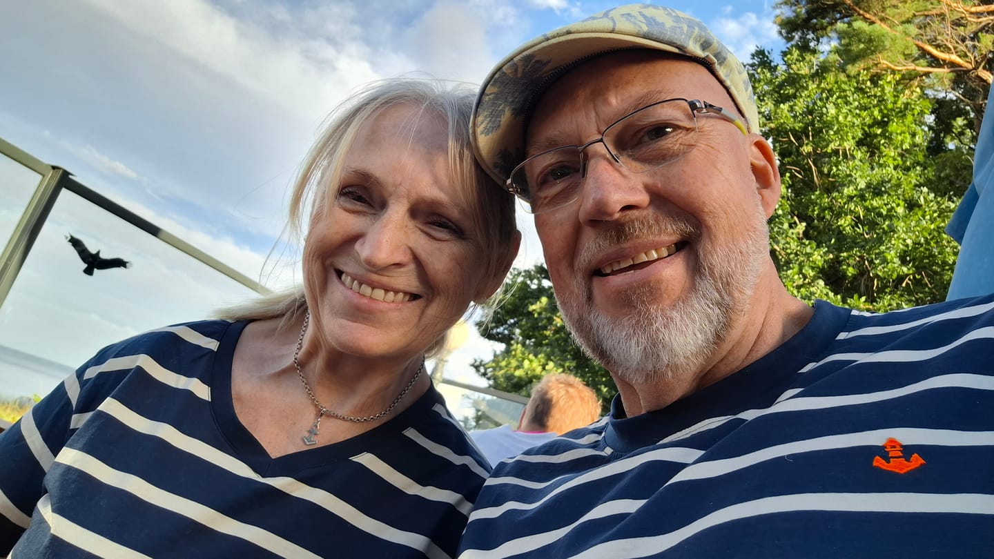 Customer photo review of Mooinzen Logo Striped · Damen Premium Bio T-Shirt V-NECK Mercerisiert