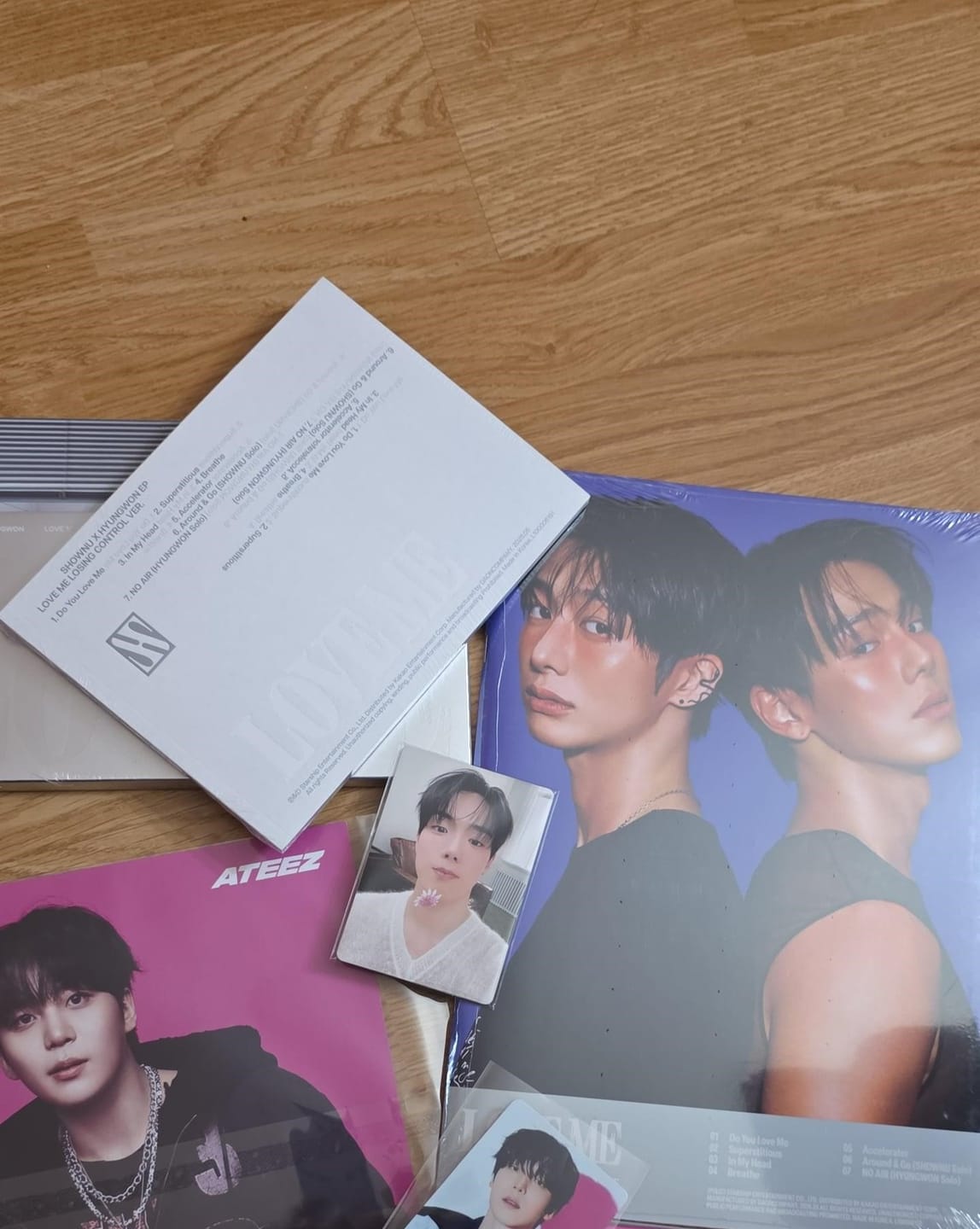 Customer photo review of MONSTA X SHOWNU X HYUNGWON - LOVE ME EP ALBUM STARSHIP GIFT 3SET (CRUSH ON YOU+LOVE ME OR NOT+LOSING CONTROL)