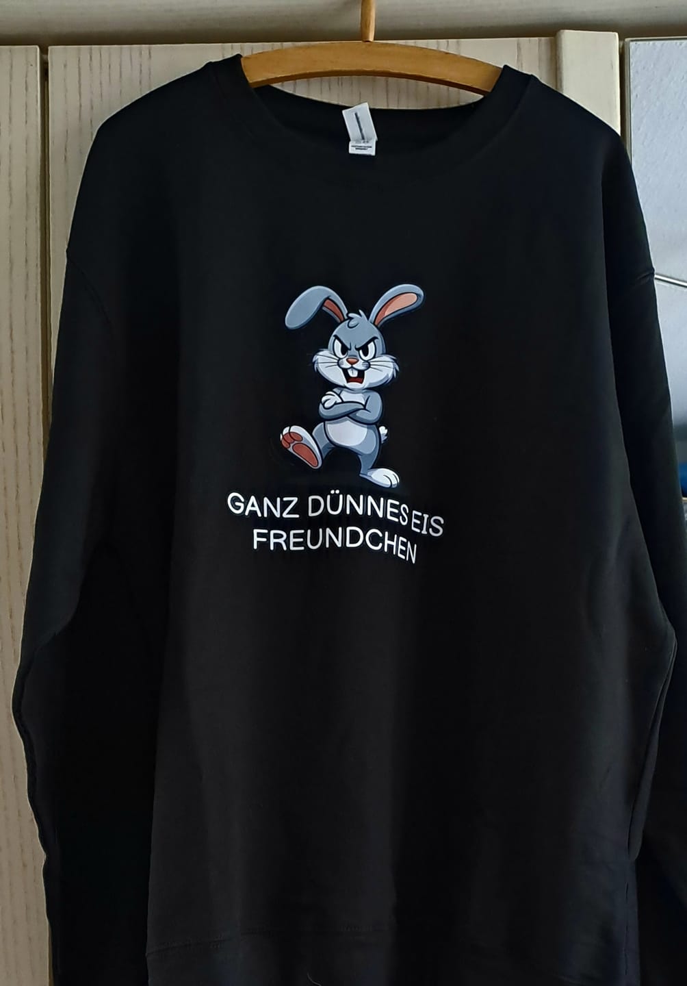 Customer photo review of Ganz Dünnes Eis Hase Sweatshirt