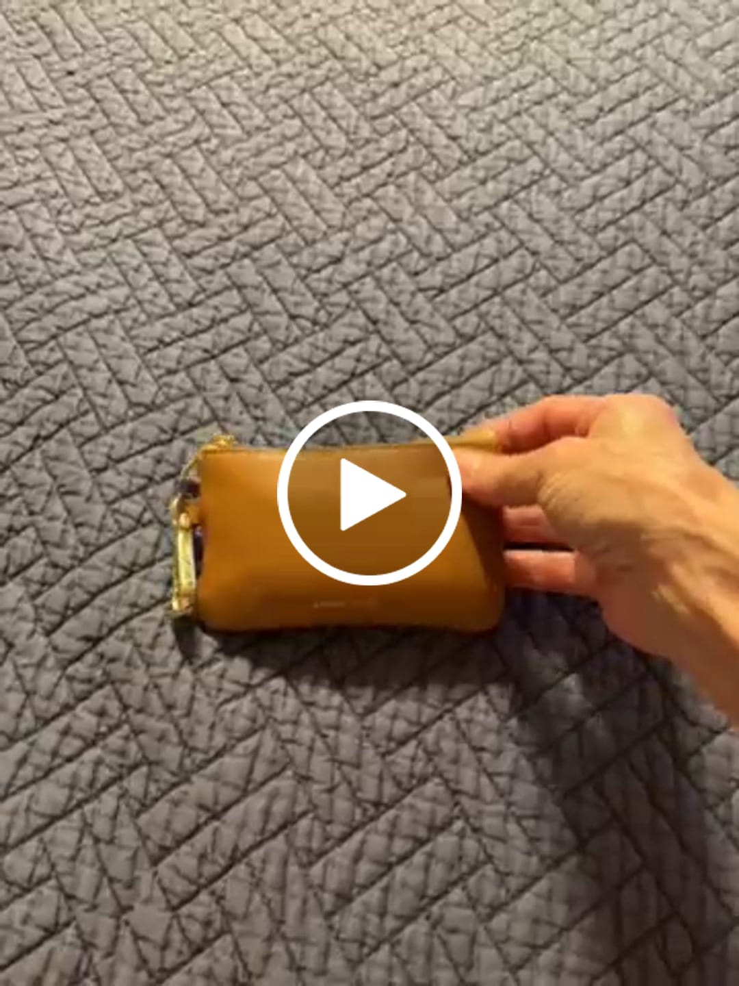 Customer video review of Noe Zippered RFID Blocking Card Pouch