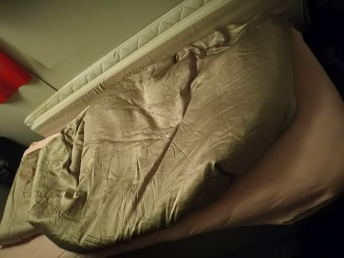 Customer's pehmeät Bambupussilakana-lakanat sängyn päällä taitettuna.