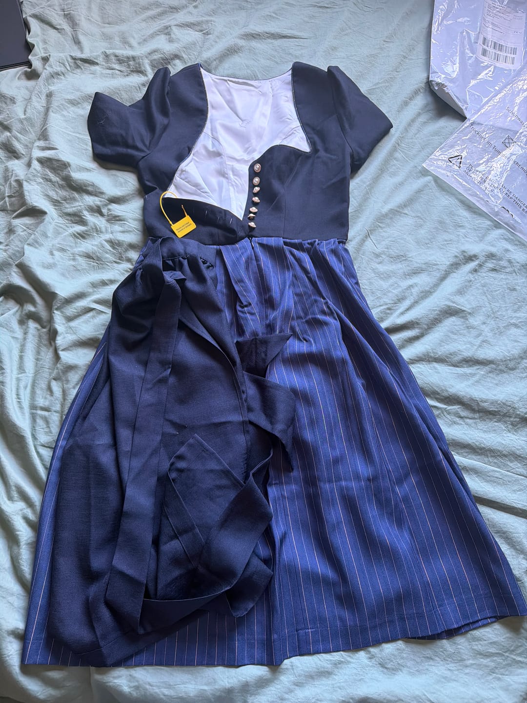 Customer photo review of Jacquard Dirndl in Mitternachtsblau mit Herzausschnitt Zoe