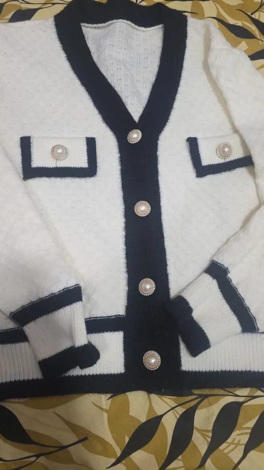 Customer photo review of Naretta megztinis moterims – tvirtas megztinis su patchwork dizainu ir sagomis