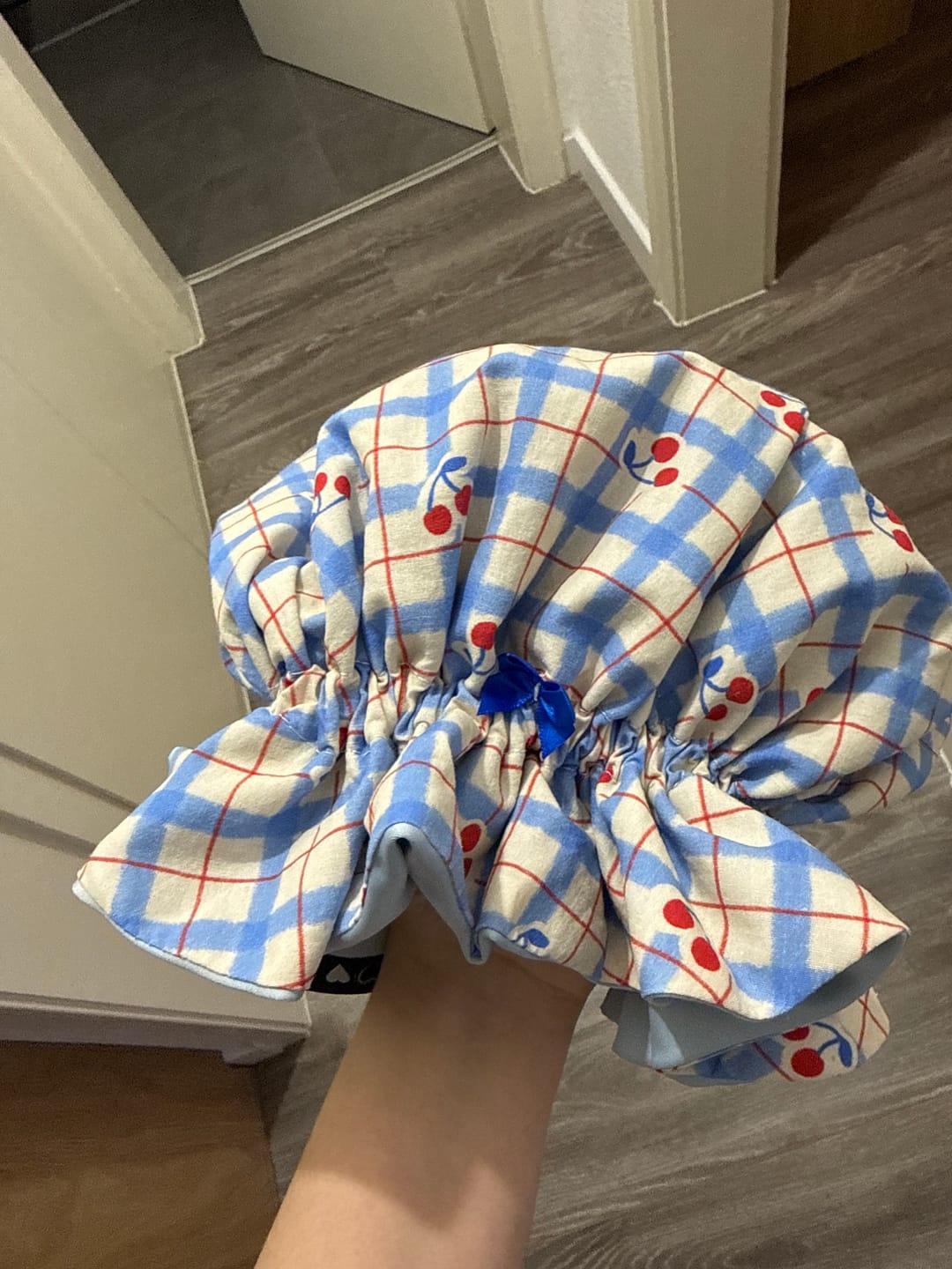 Customer photo review of Limitiertes Satin Bonnet Kirsche Blau – Schlafhaube für Locken & Haarpflege | Handmade
