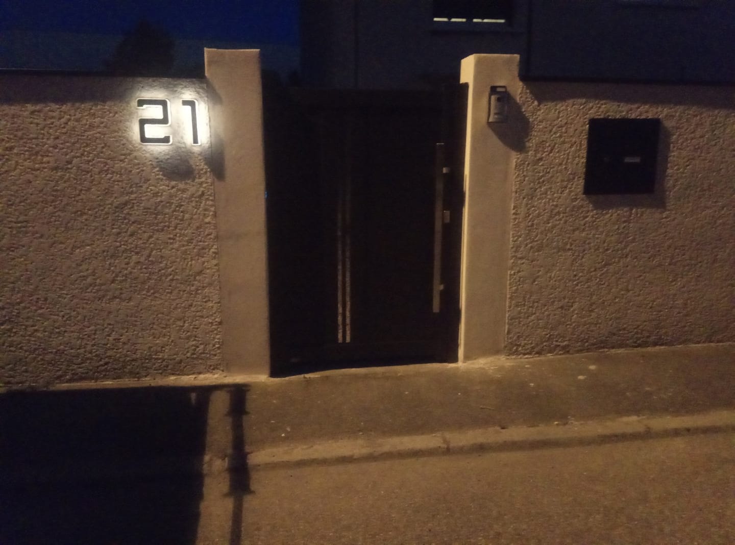 Customer photo review of SolarZahl | Beleuchtete Hausnummer Solar