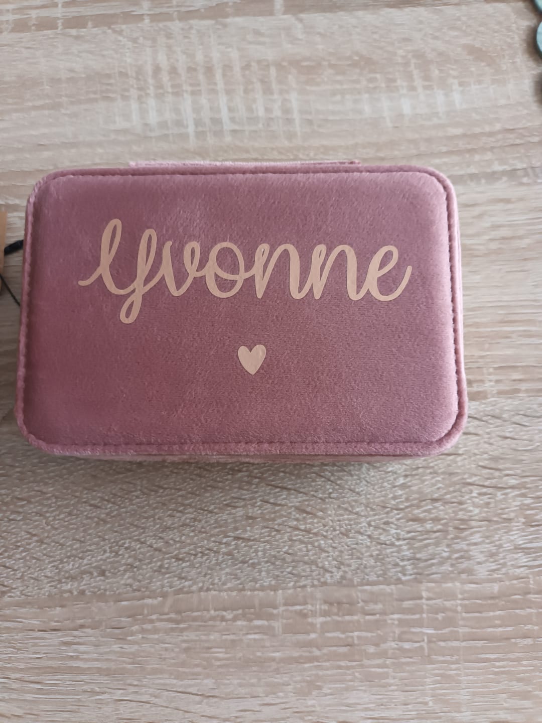Customer photo review of Mein Schmucketui - Personalisiertes Schmucketui in Premium Samt mit Name für Frauen
