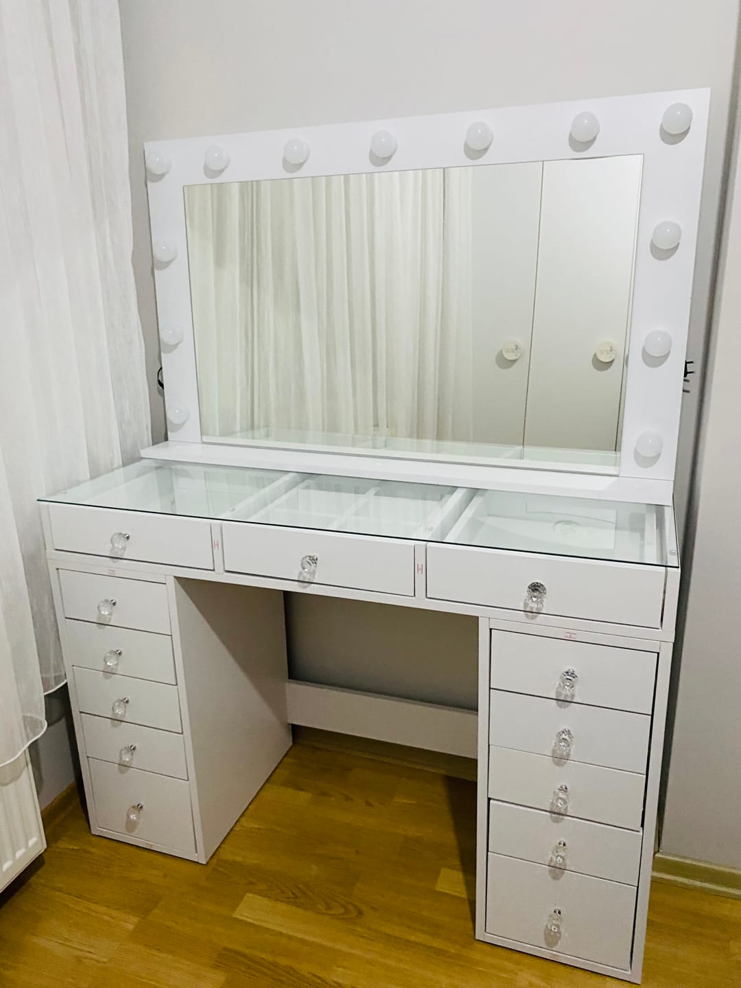 Customer photo review of Rani BJ197 Makyaj Masası 13 Çekmeceli Cam Tablalı Takı Düzenleyici Günışığı