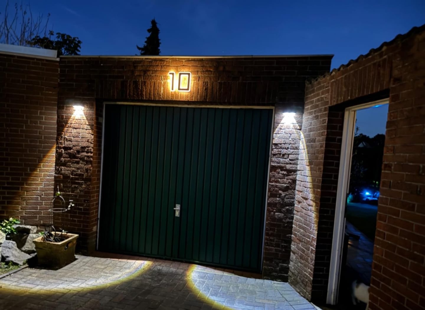 Customer photo review of SolarZahl | Beleuchtete Hausnummer Solar