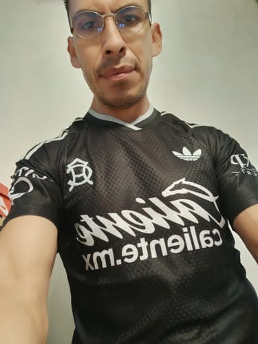 Customer's Club América 2026/27 local jersey, worn by the reviewer showing the black and white design.