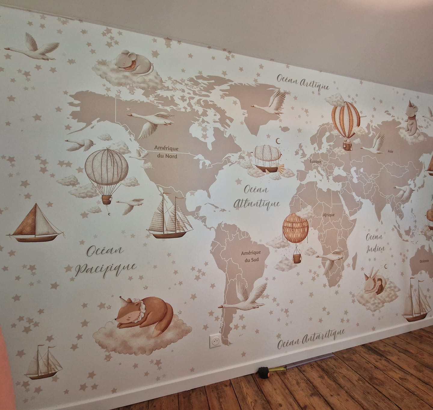 Customer photo review of Papier Peint Carte du Monde  Tapisserie Douce en Français