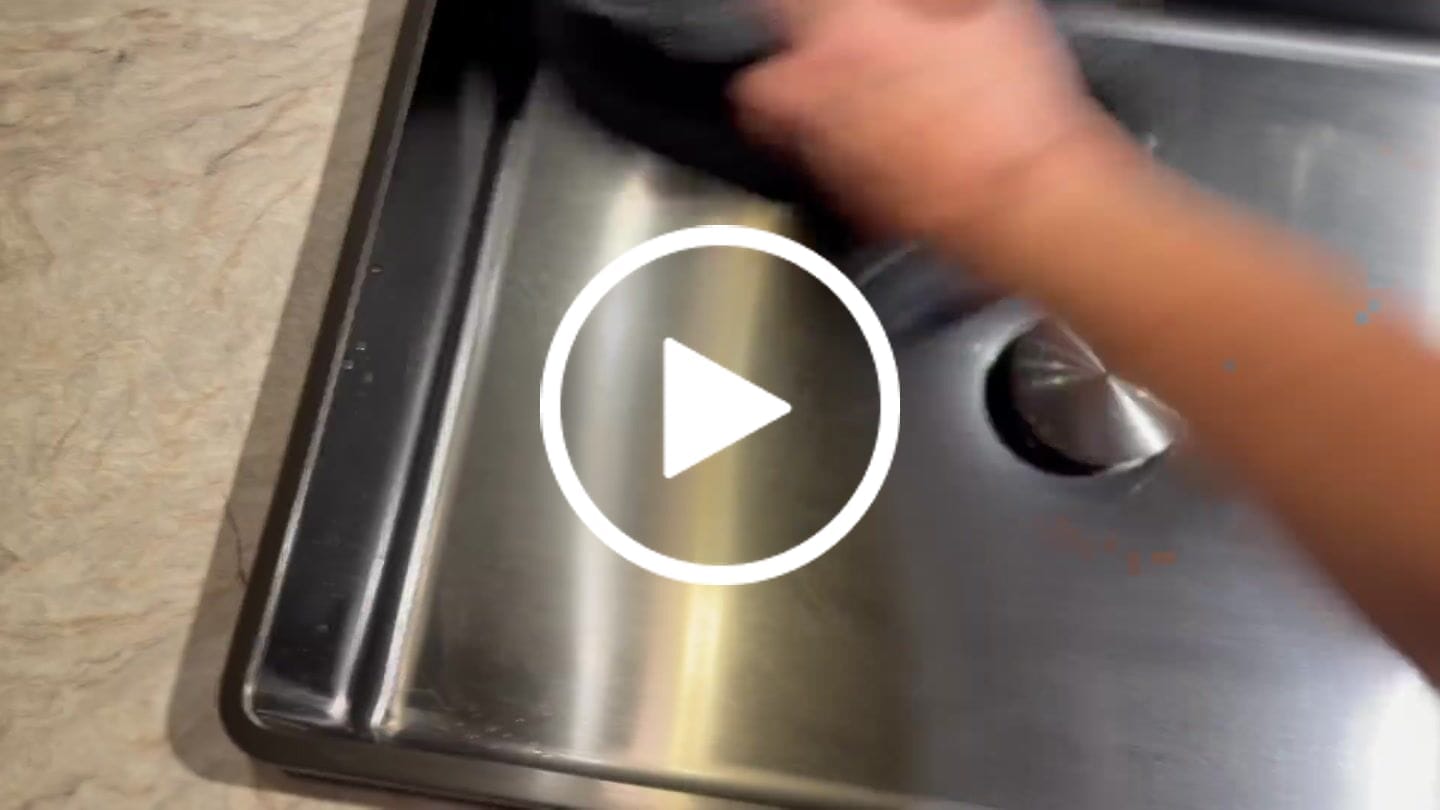 Customer video review of Magicwipe™ XXL Bathroom Drying Cloth (40x60cm)