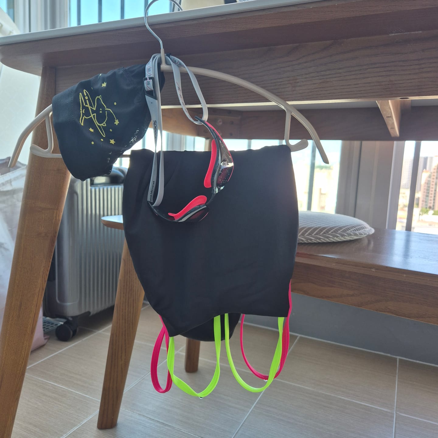 Customer photo review of APSLEY ONE PIECE - Black|Pink Sorbet|Rave