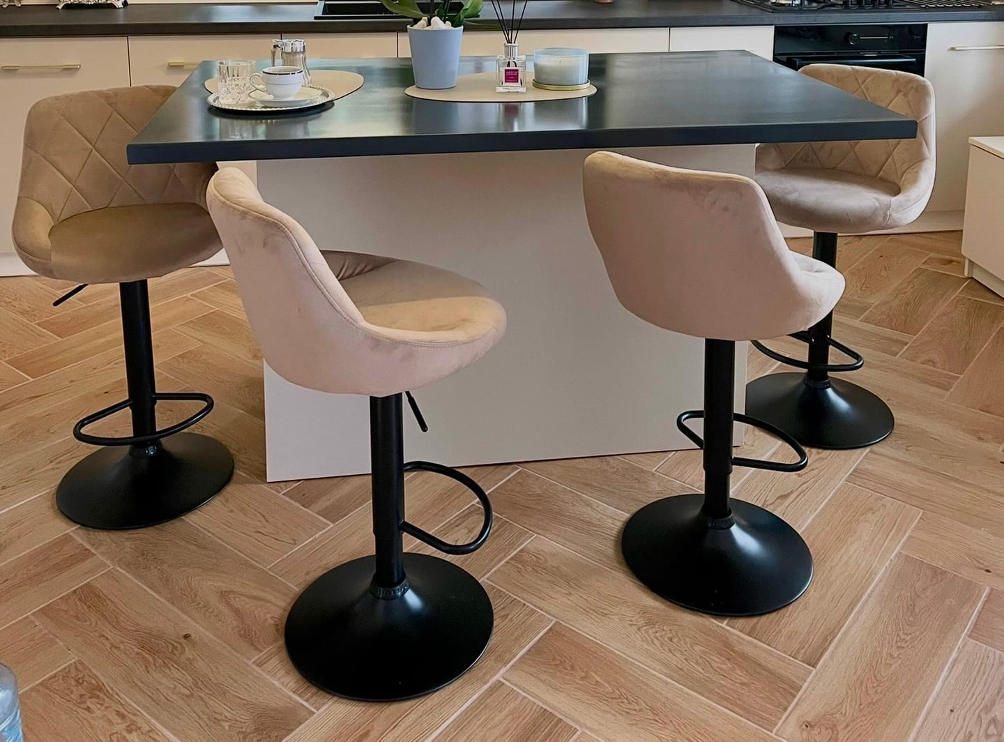 Customer photo review of Scaun de bar rotativ H101, bej/negru, stofa catifelata/metal, 47x45x84/106 cm