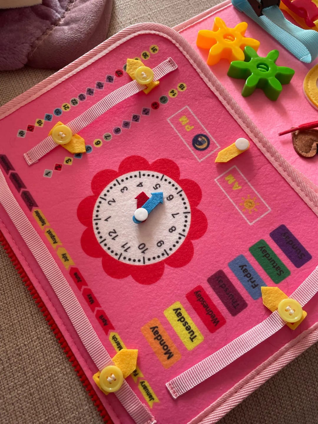 Customer photo review of TibaToes Busy Board — książeczka manipulacyjna
