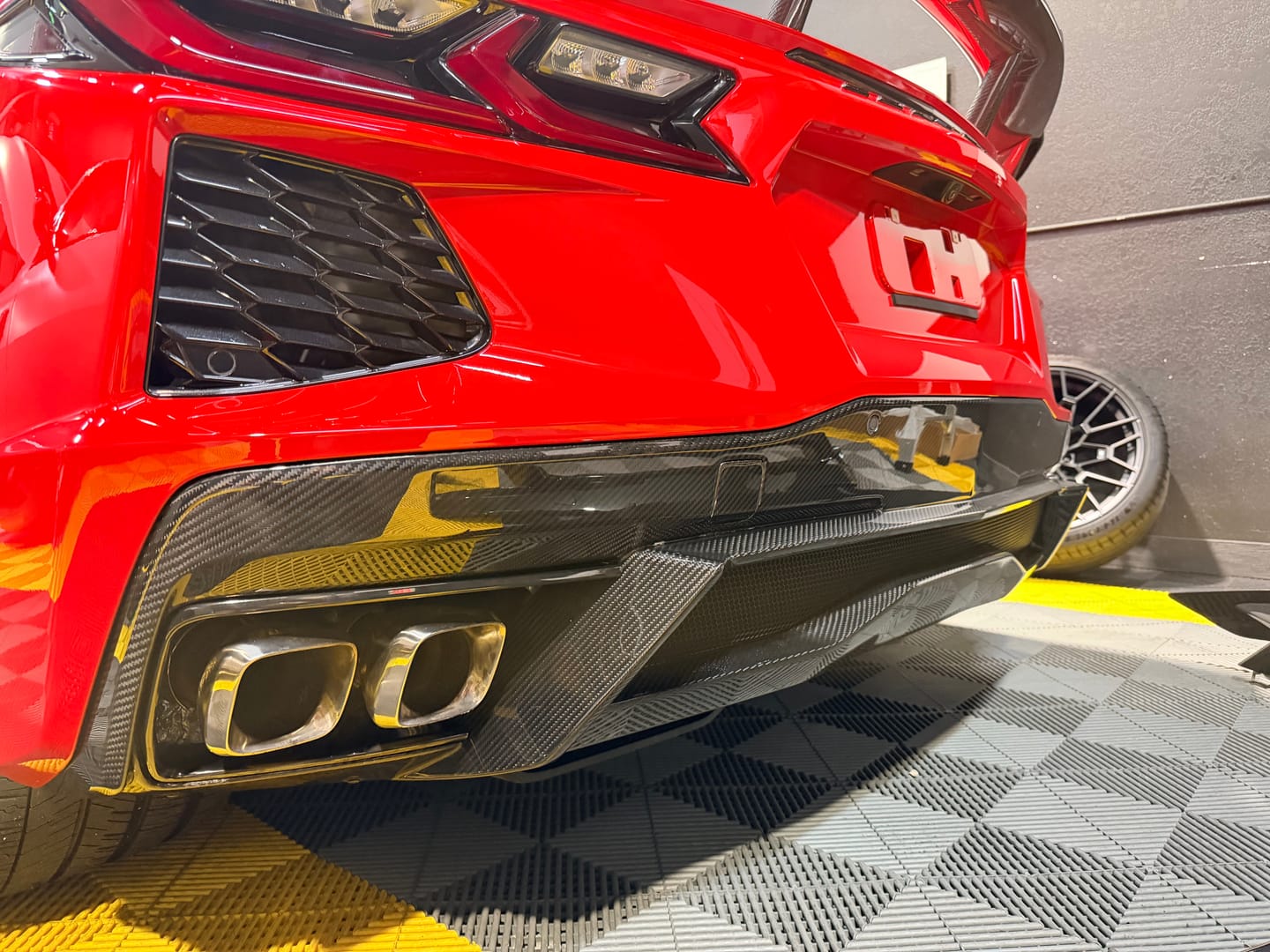 Customer photo review of Chevrolet Corvette C8 DRY CARBON FIBER Rear Diffuser