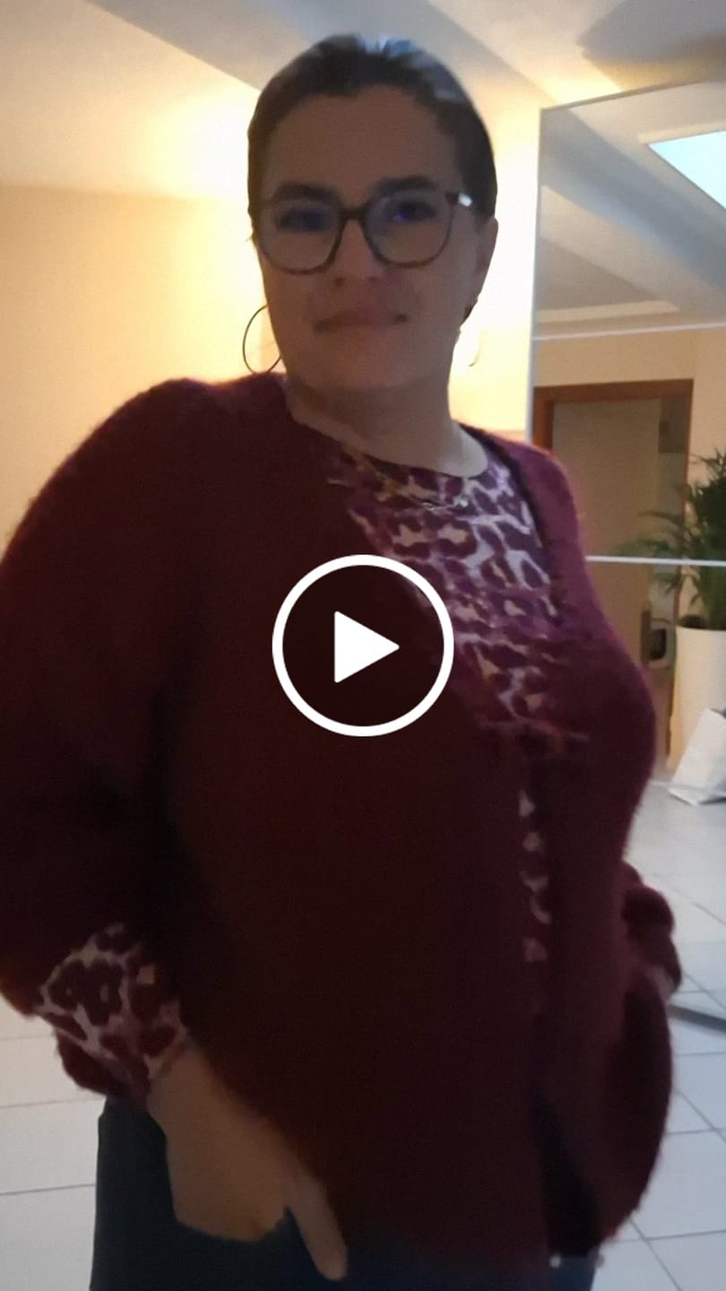 Customer video review of Kuschelweicher Strickpullover mit kleinen Schleifen vorne dark red