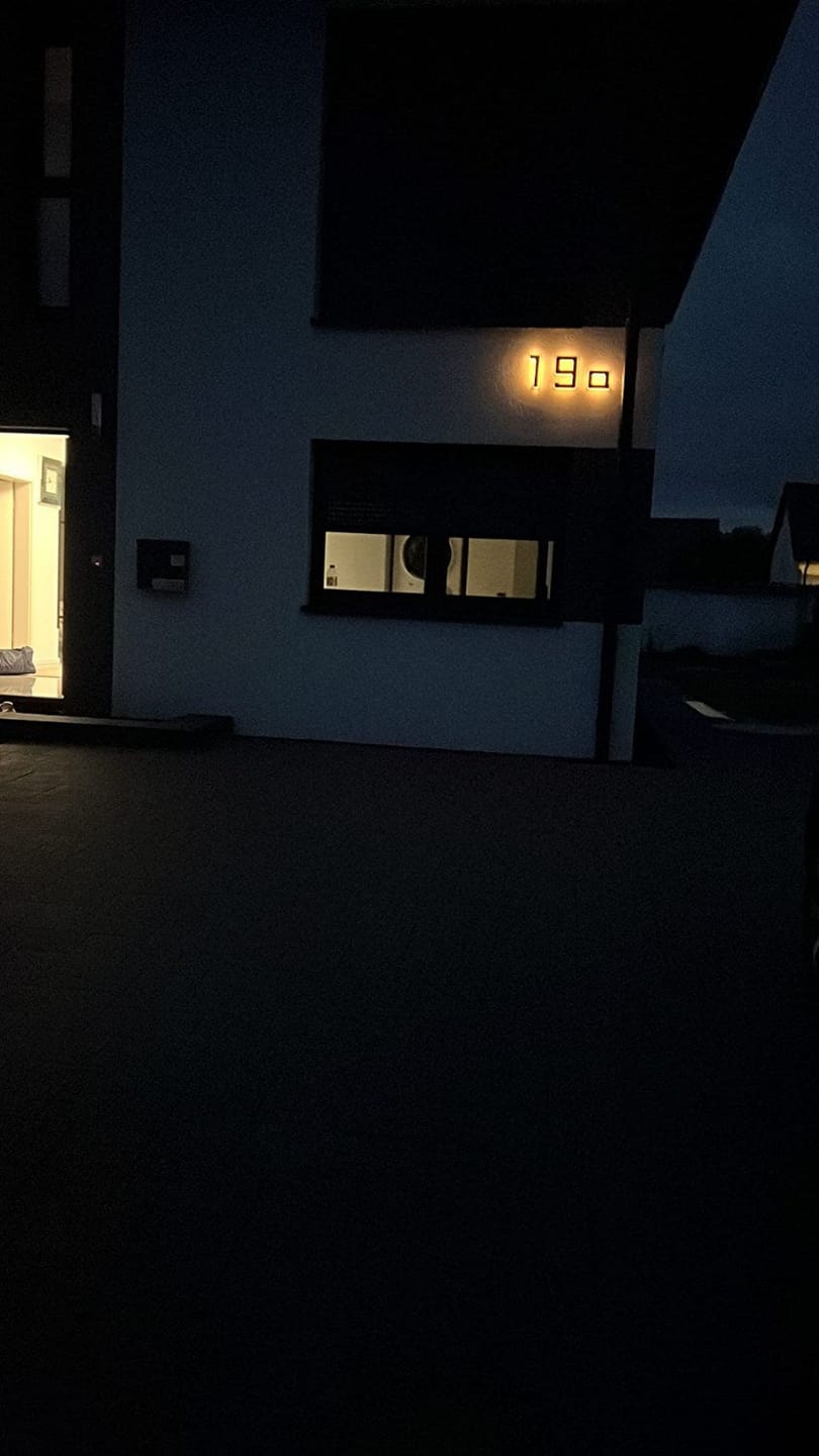 Customer photo review of SolarZahl | Beleuchtete Hausnummer Solar