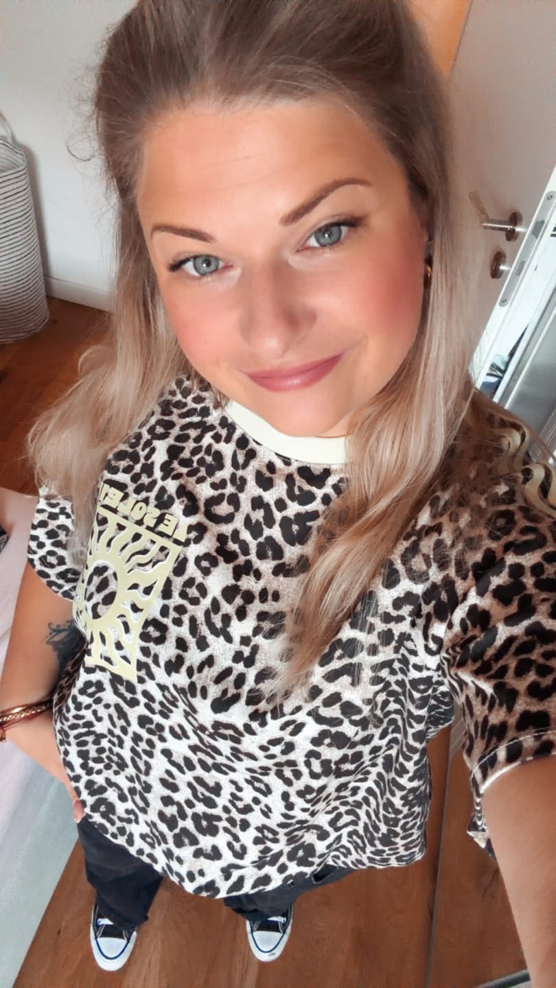 Customer photo review of Butterstoff Shirt leo BE THE REASON mit hochwertigem Patch am Ärmel