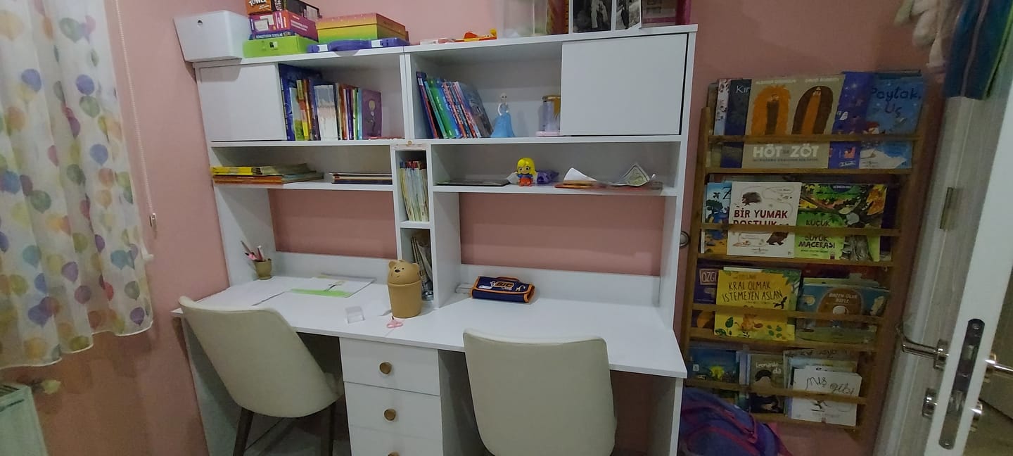 Customer photo review of Rani HA130 İki Kişilik Raflı 2 Kapaklı 4 Çekmeceli Çalışma Ofis Bilgisayar Masası Beyaz