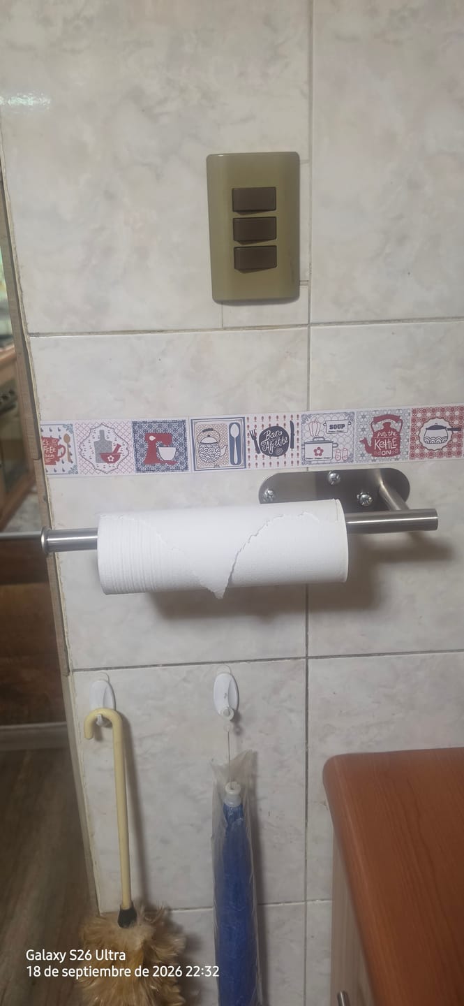 Customer photo review of Portarollos Toalla De Papel Nova De Acero Inox Autoadhesivo