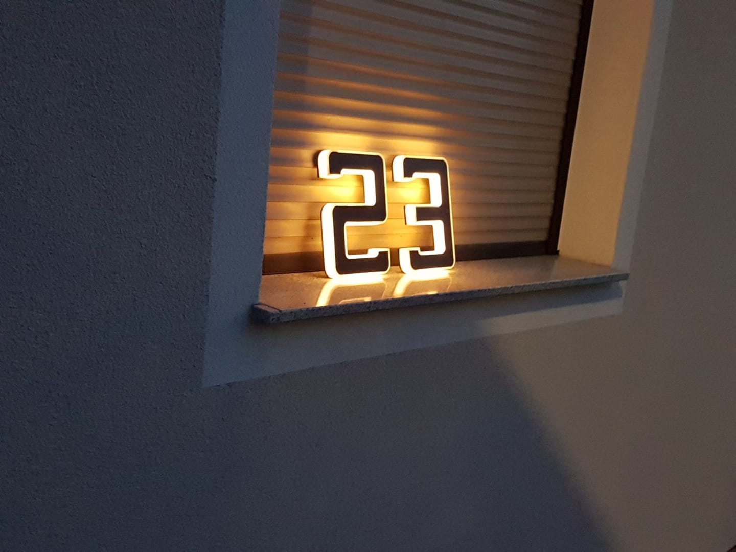 Customer photo review of SolarZahl | Beleuchtete Hausnummer Solar