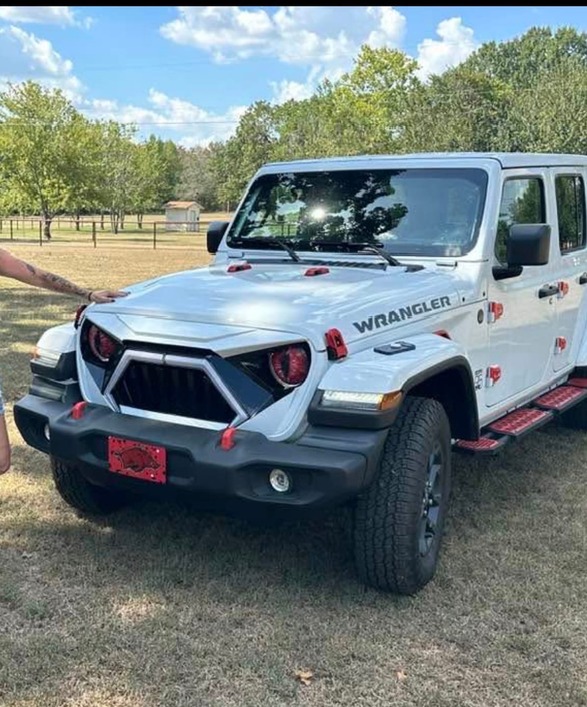 Customer photo review of Goliath Grille W/ LED DRL and Turn Signals - White & Black For 18+ Jeep Wrangler JL & Gladiator JT