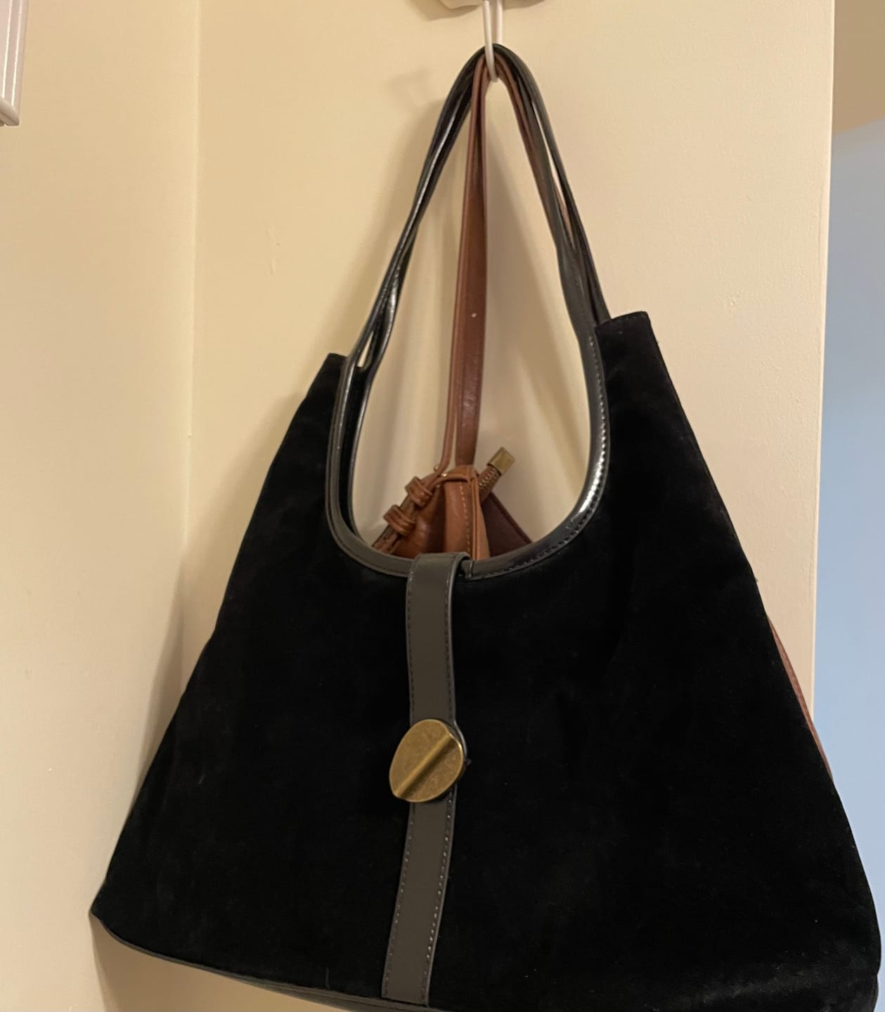 Customer photo review of Cartera De Hombro Fake Suede Broche
