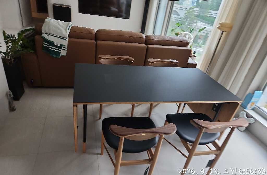 Customer photo review of THE READING CHAIR (FJ 5310)