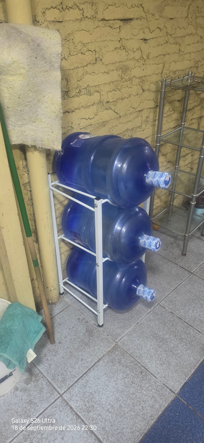 Customer photo review of Rack Estante para Bidón de Agua de 3 y 5 Niveles Soporte para Botellón de 20 litros