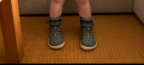 Customer's Vaistoa Kaste barefoot shoes in grey on a child's feet, viewed from above.