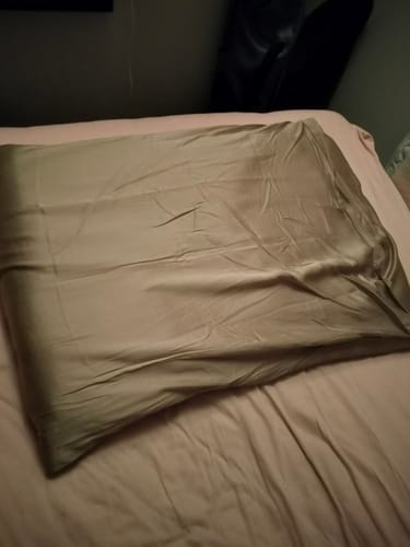 Customer's Bambutyynyliina tyynyliina sängyssä, näyttäen silkkisen pehmeän ja hohtavan pinnan.
