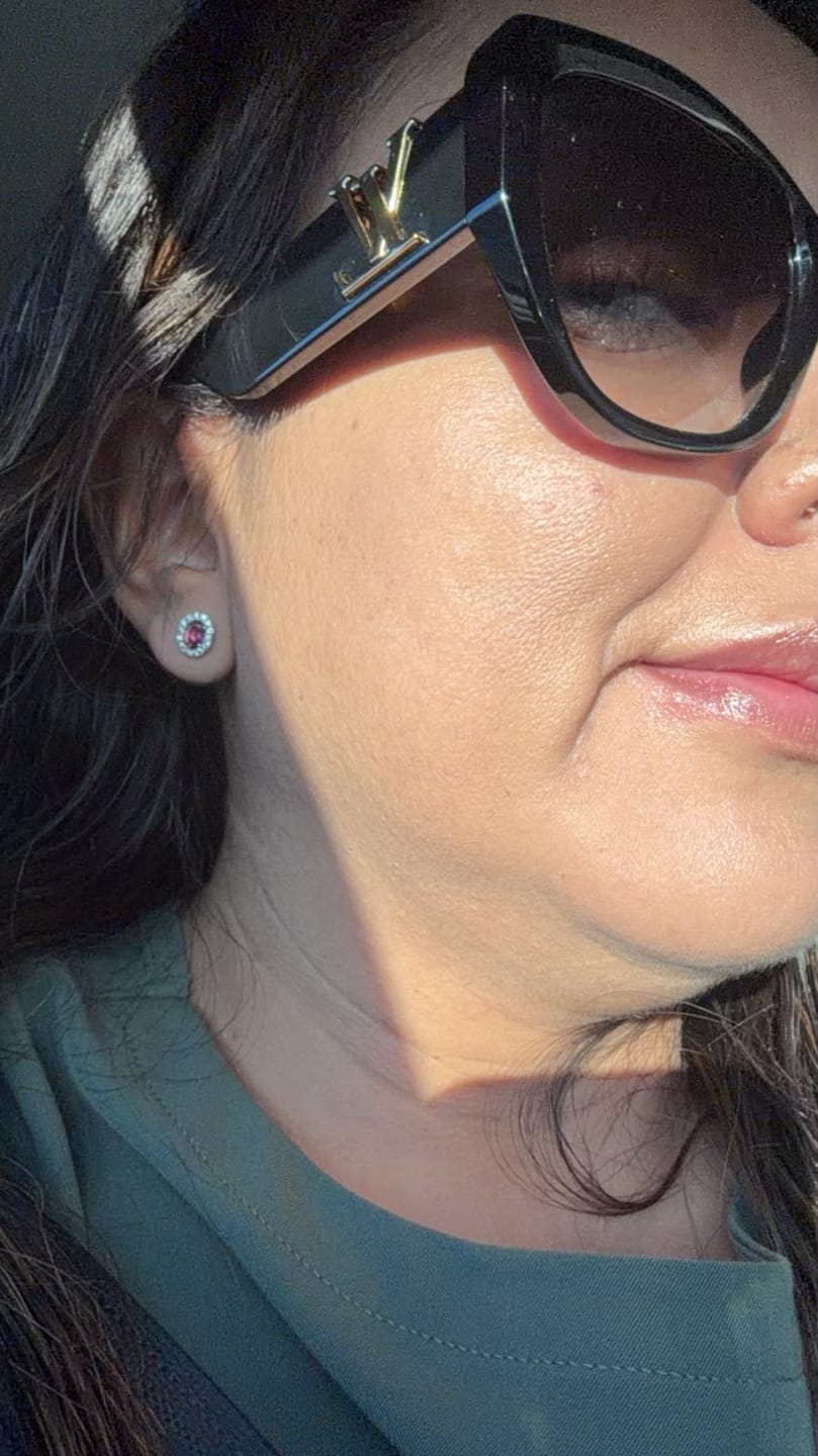 Customer photo review of Par Arete Ovalado Birthstone Plateado
