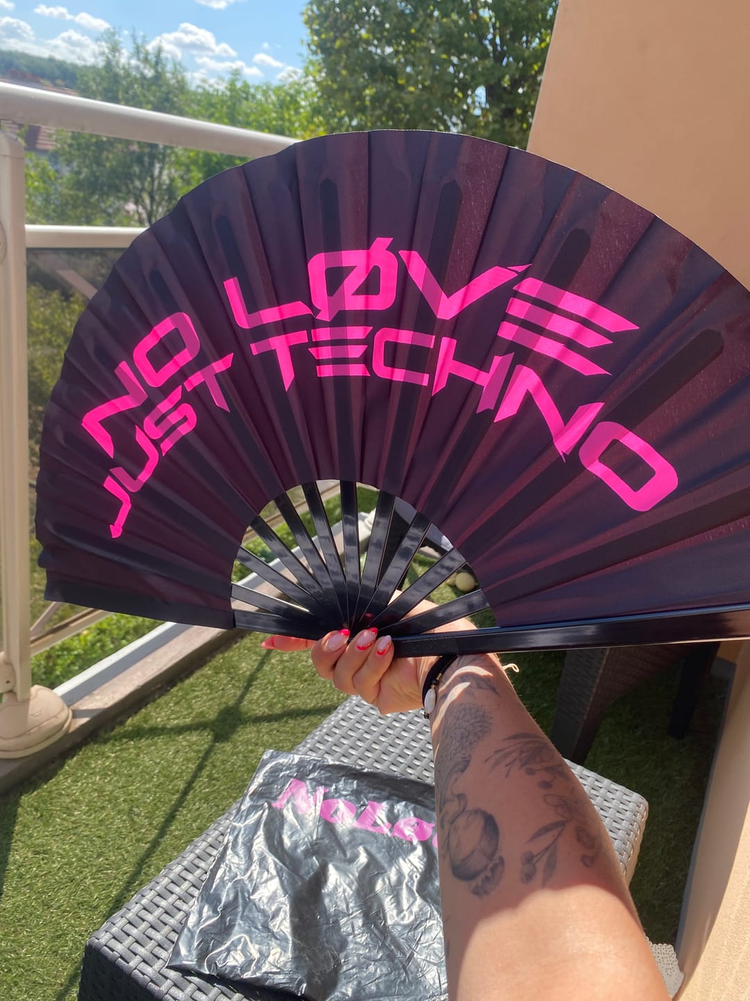 Customer photo review of Éventail NO LOVE, JUST TECHNO