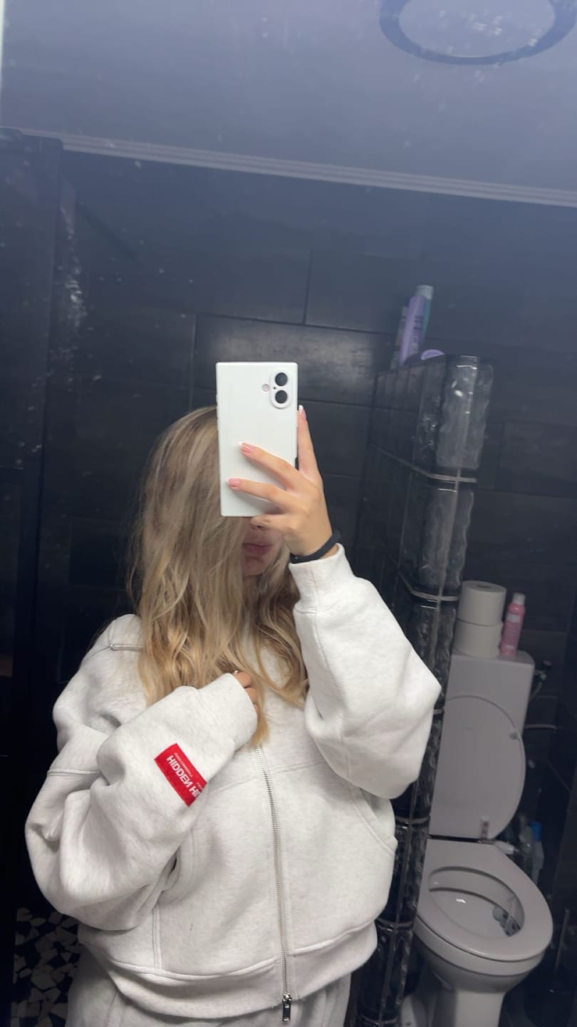 Customer photo review of LABEL ZIP HOODIE LIGHT GREY/RED