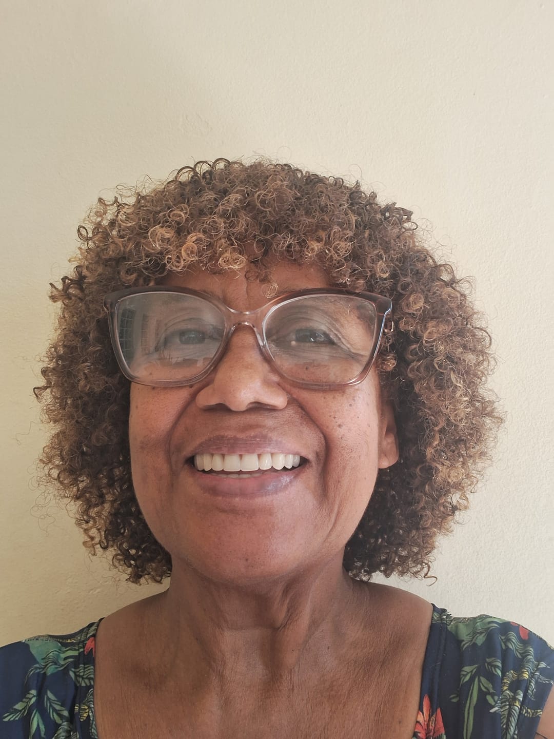 Customer photo review of Peruca Wig Humana Niki Castanho com Luzes Cacheada