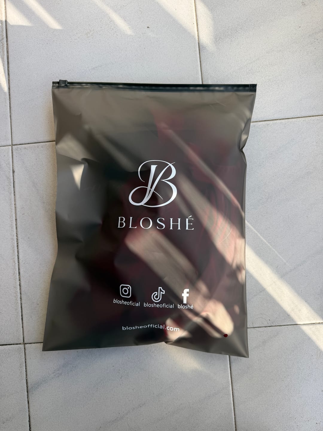 Customer photo review of Vestido Rouge Dynastie